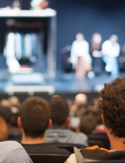 Jak wybierać najlepsze spektakle teatralne do obejrzenia? 3 rzeczy, które musisz brać pod uwagę