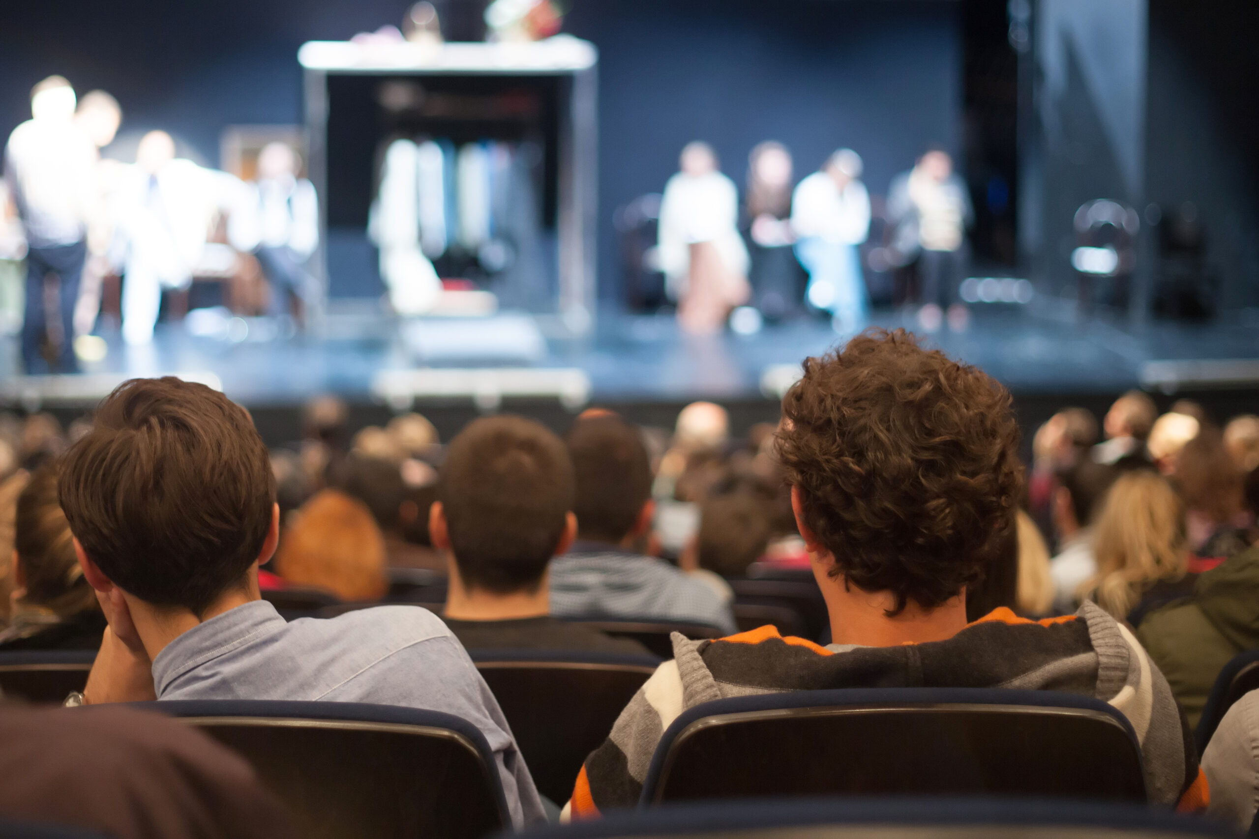 Jak wybierać najlepsze spektakle teatralne do obejrzenia? 3 rzeczy, które musisz brać pod uwagę