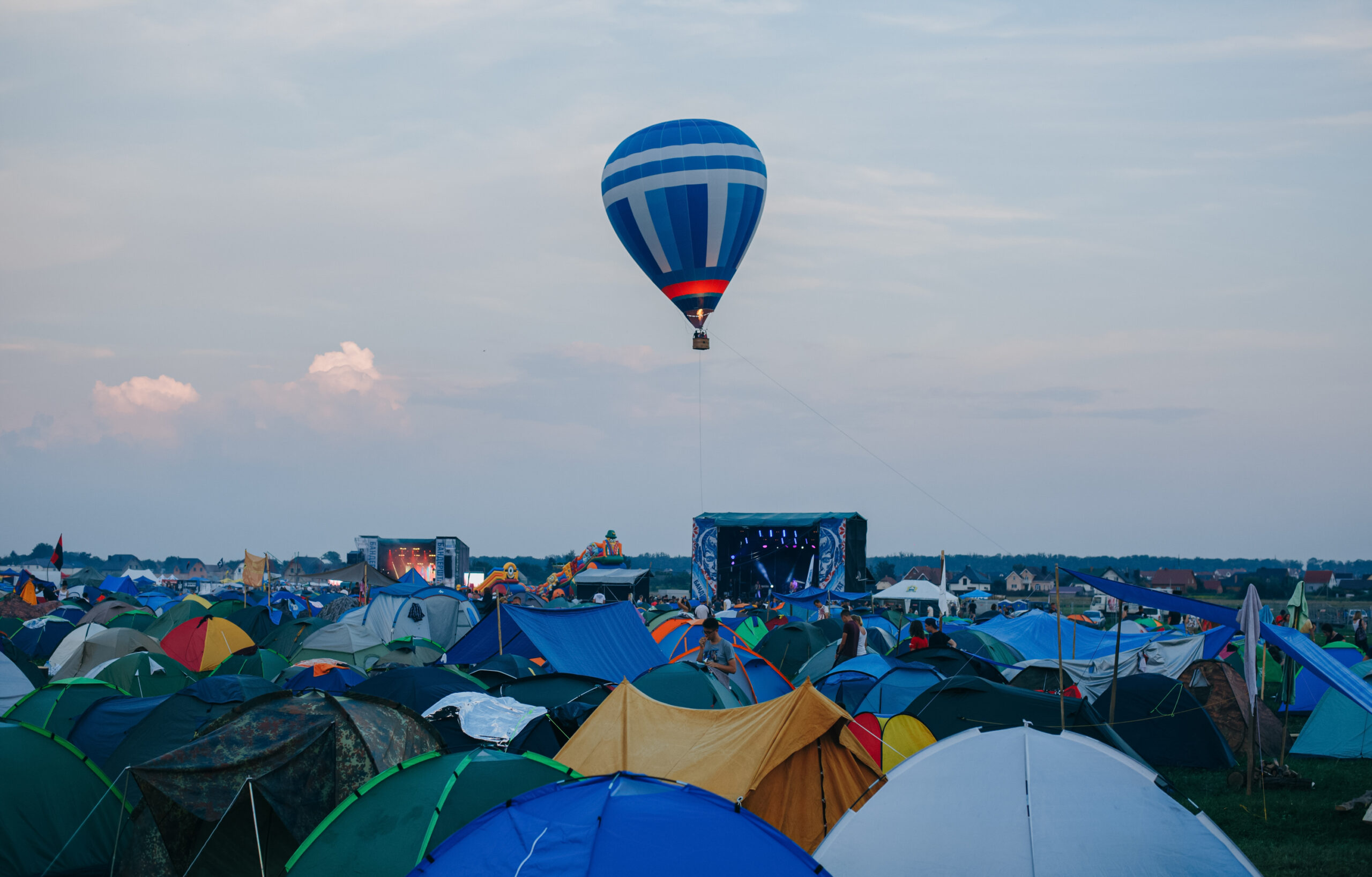 Jakie są najlepsze sposoby na kemping podczas festiwalu muzycznego?