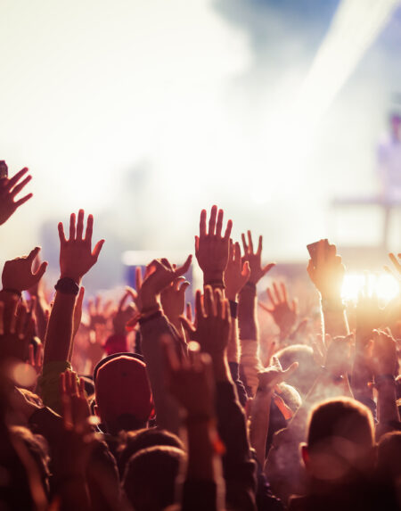 Tłum na koncercie - letni festiwal muzyczny