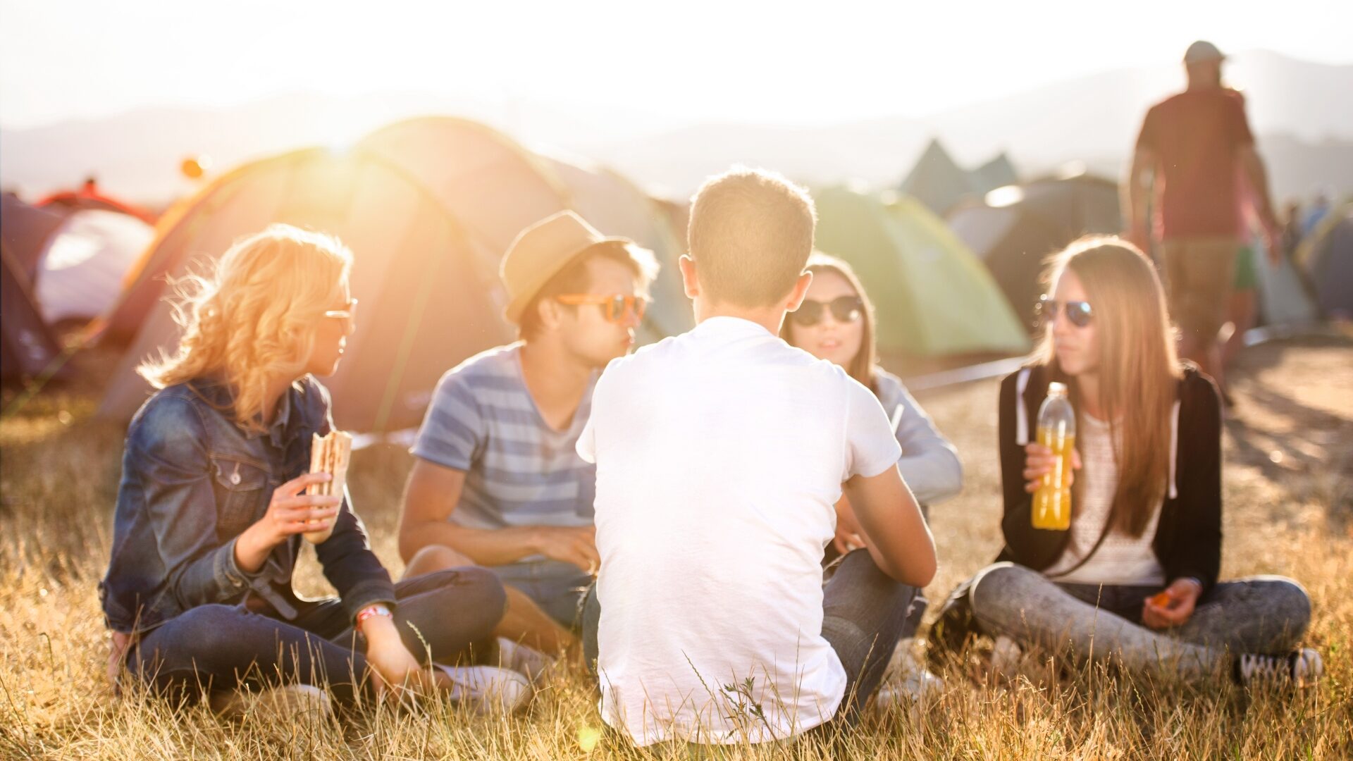 Jakie są typowe atrakcje i wydarzenia na festiwalach poza koncertami?