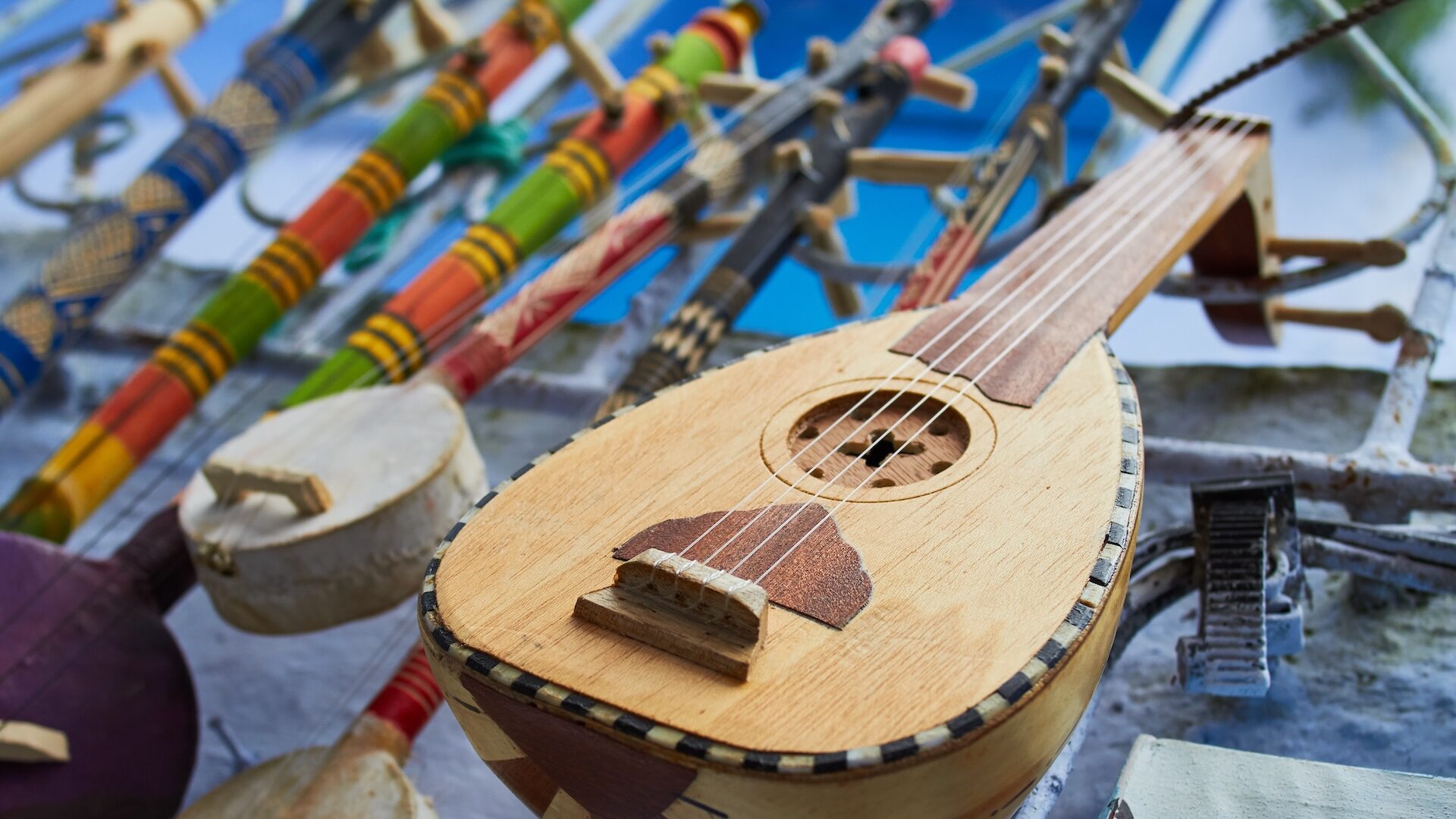 Sklep z pamiątkami w Chefchaouen w Maroko. Kolorowe marokańskie pamiątki: typowe tradycyjne wschodnie instrumenty muzyczne