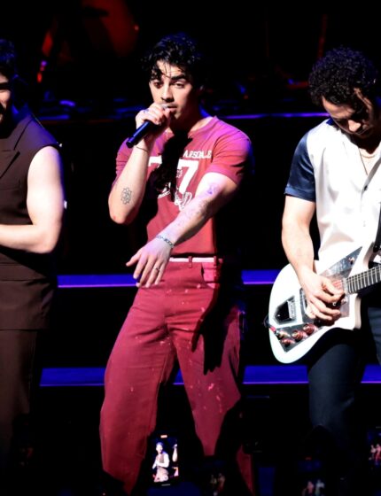 Jonas Brothers – pięć albumów w jedną noc. Szybki przekrój przez dyskografię