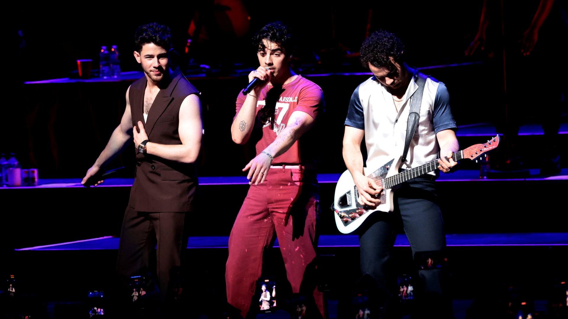 Jonas Brothers – pięć albumów w jedną noc. Szybki przekrój przez dyskografię