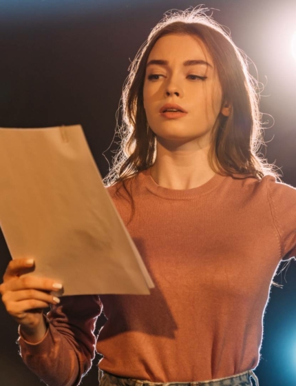 Aktorstwo teatralne kontra filmowe: jakie są różnice?
