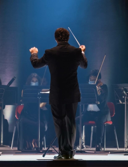 Magiczne chwile na koncertach muzyki filmowej: Jaką moc mają ścieżki dźwiękowe w kontekście koncertów na żywo?