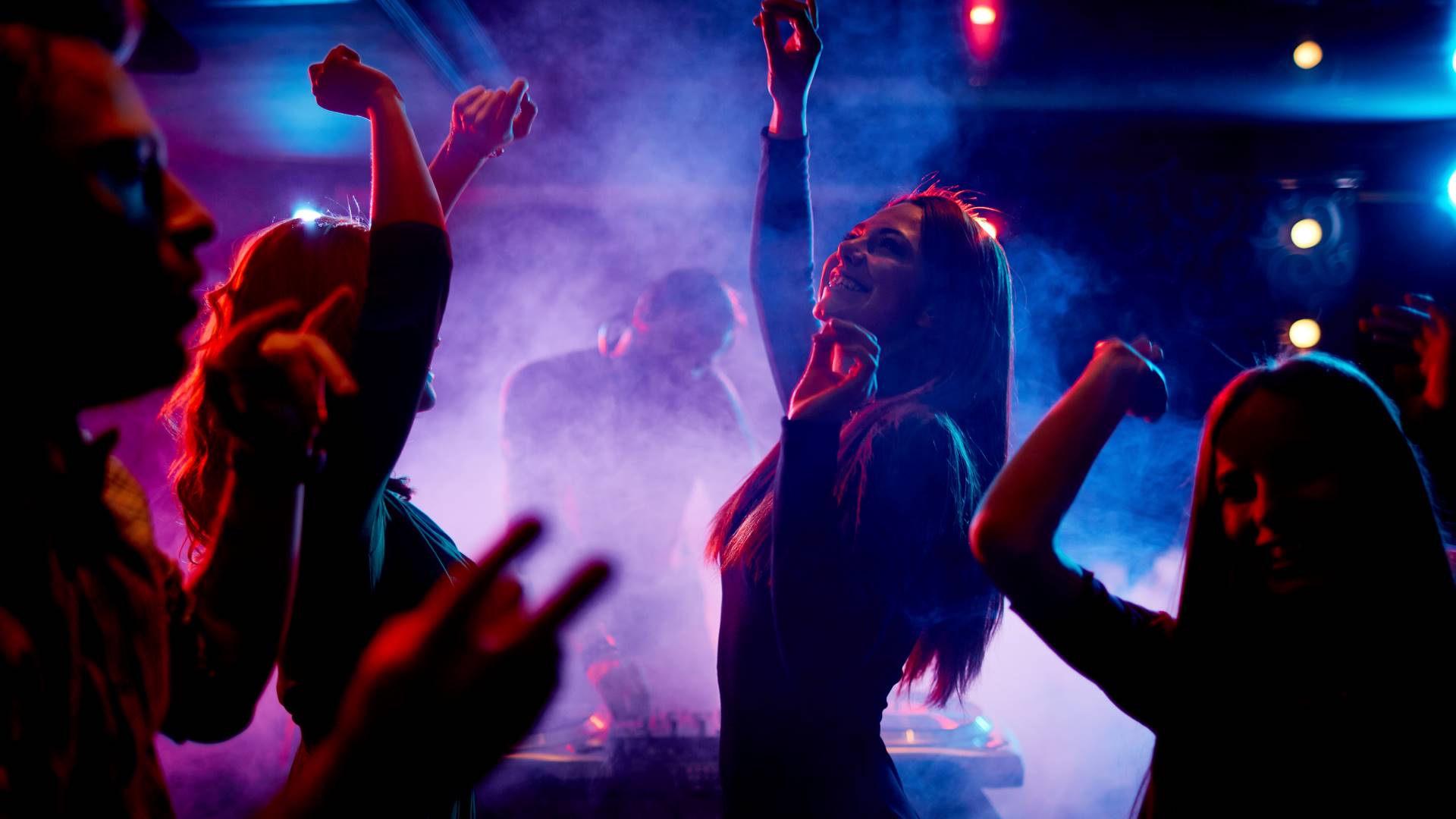 Kluby nocne i życie nocne: analiza kultury imprezowej