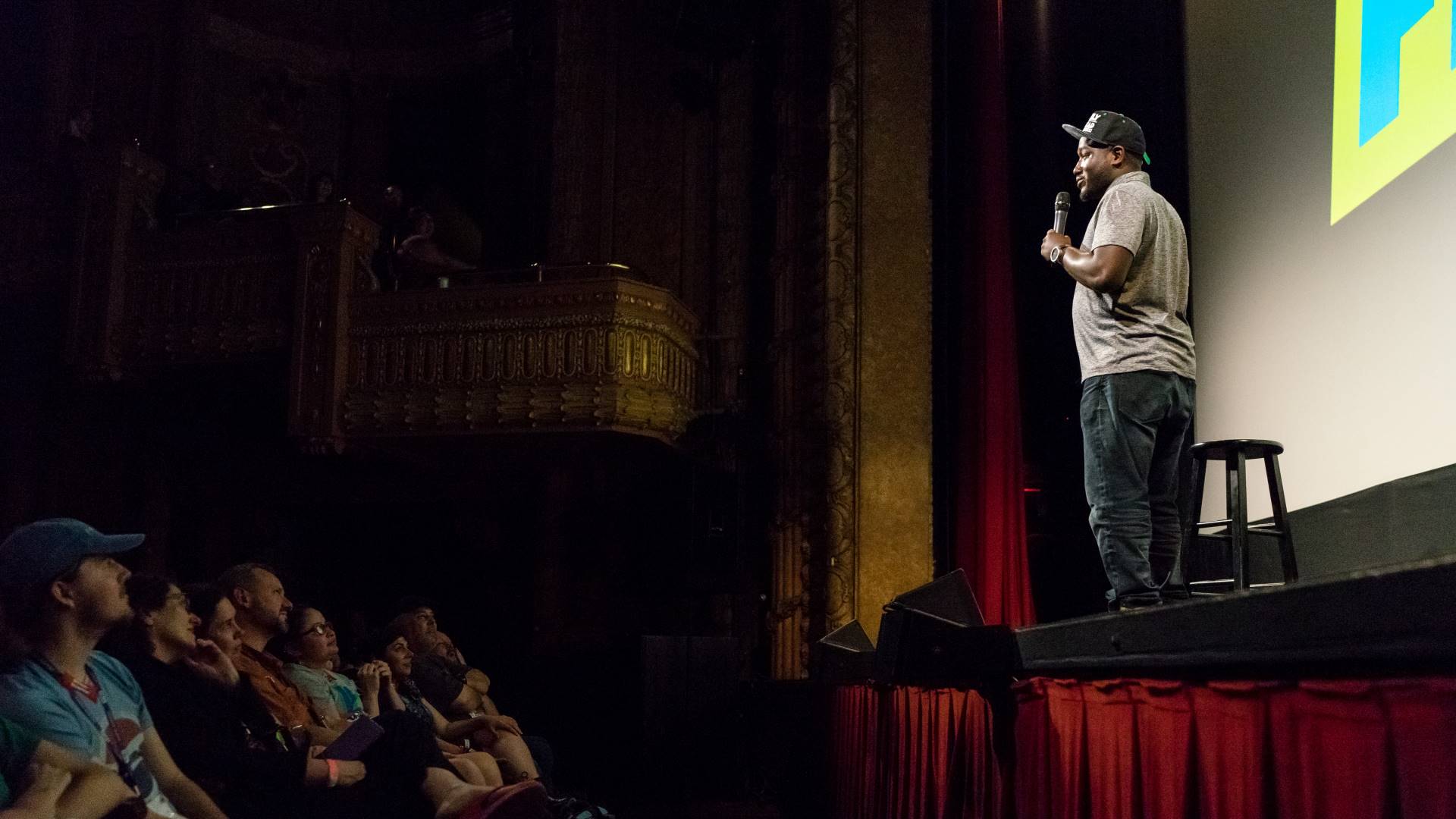 Stand-up a satyra społeczna: Jak komicy komentują bieżące wydarzenia?