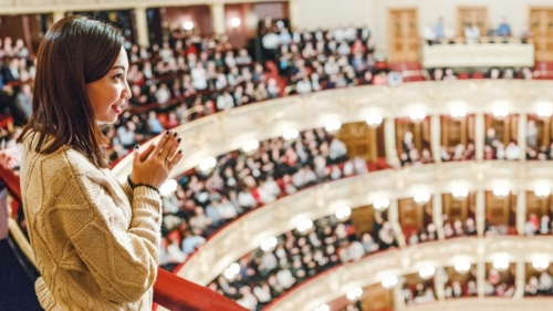 Jak ubrać się do teatru, opery, filharmonii, na koncert i nie tylko?
