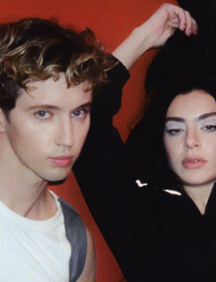 To nie koniec ery “BRAT”! Charli xcx i Troye Sivan w singlu “Talk talk”
