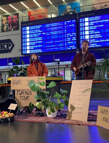 Co za zaskoczenie! Kwiat Jabłoni zagrał niezapowiedziany minikoncert na Dworcu Centralnym w Warszawie!