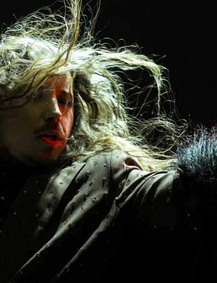 Michał Szpak zabiera swój “Nadwiślański mrok” w wyjątkową trasę koncertową