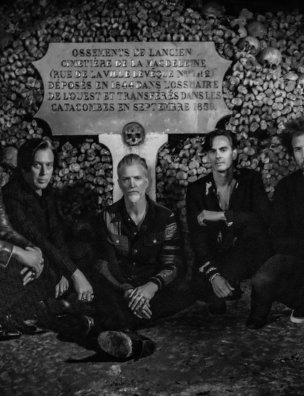 Queens of the Stone Age wystąpił w katakumbach. Wkrótce premiera filmu koncertowego 
