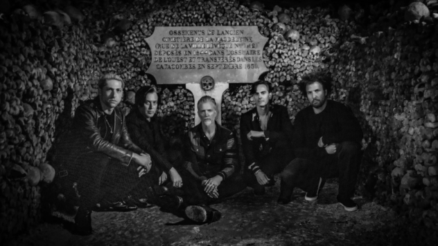 Queens of the Stone Age wystąpił w katakumbach. Wkrótce premiera filmu koncertowego 