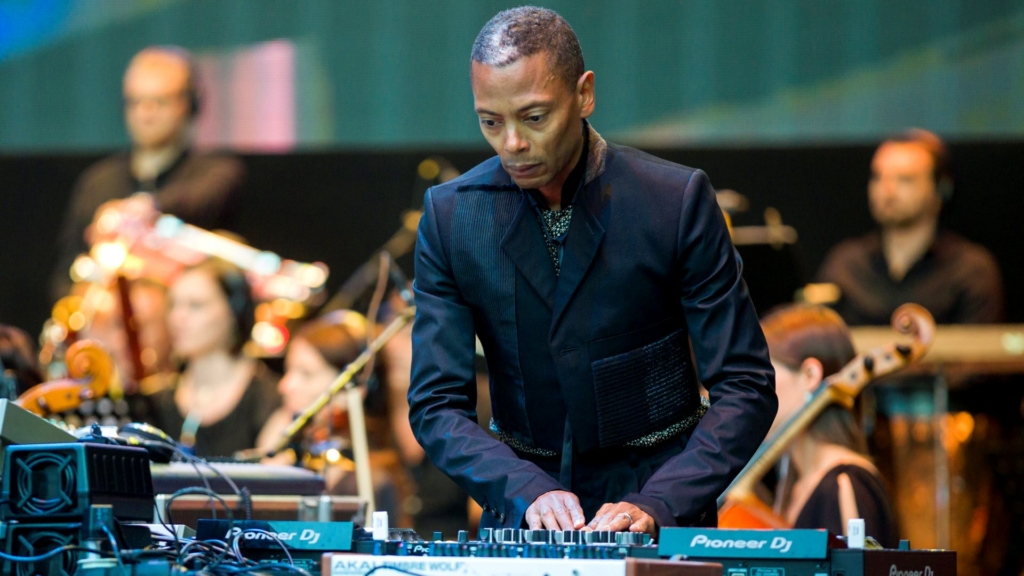Jeff Mills prezentuje “Space Outside Space”. Koniecznie przesłuchaj przed koncertem legendy techno w Polsce!