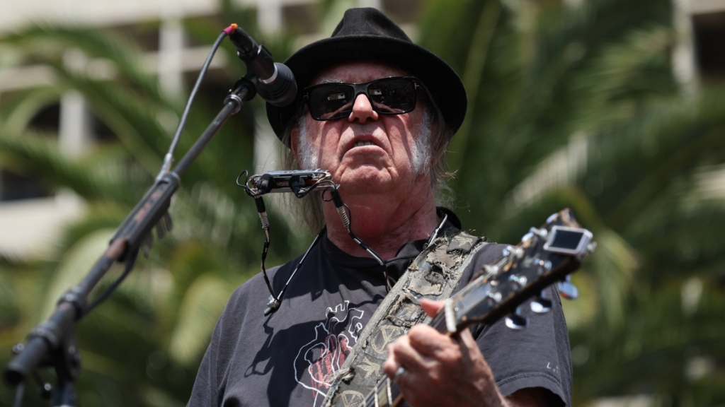 Neil Young z nowym projektem wydaje debiutancki album – “Talkin to the Trees”! 