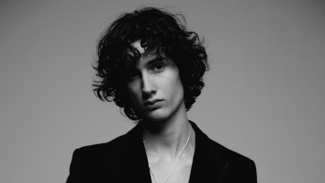 Podbił TikToka, a teraz wystąpi w Polsce. Kim jest sombr?