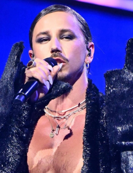 Michał Szpak w kawałku “Polishamoria” duetu IKARVS