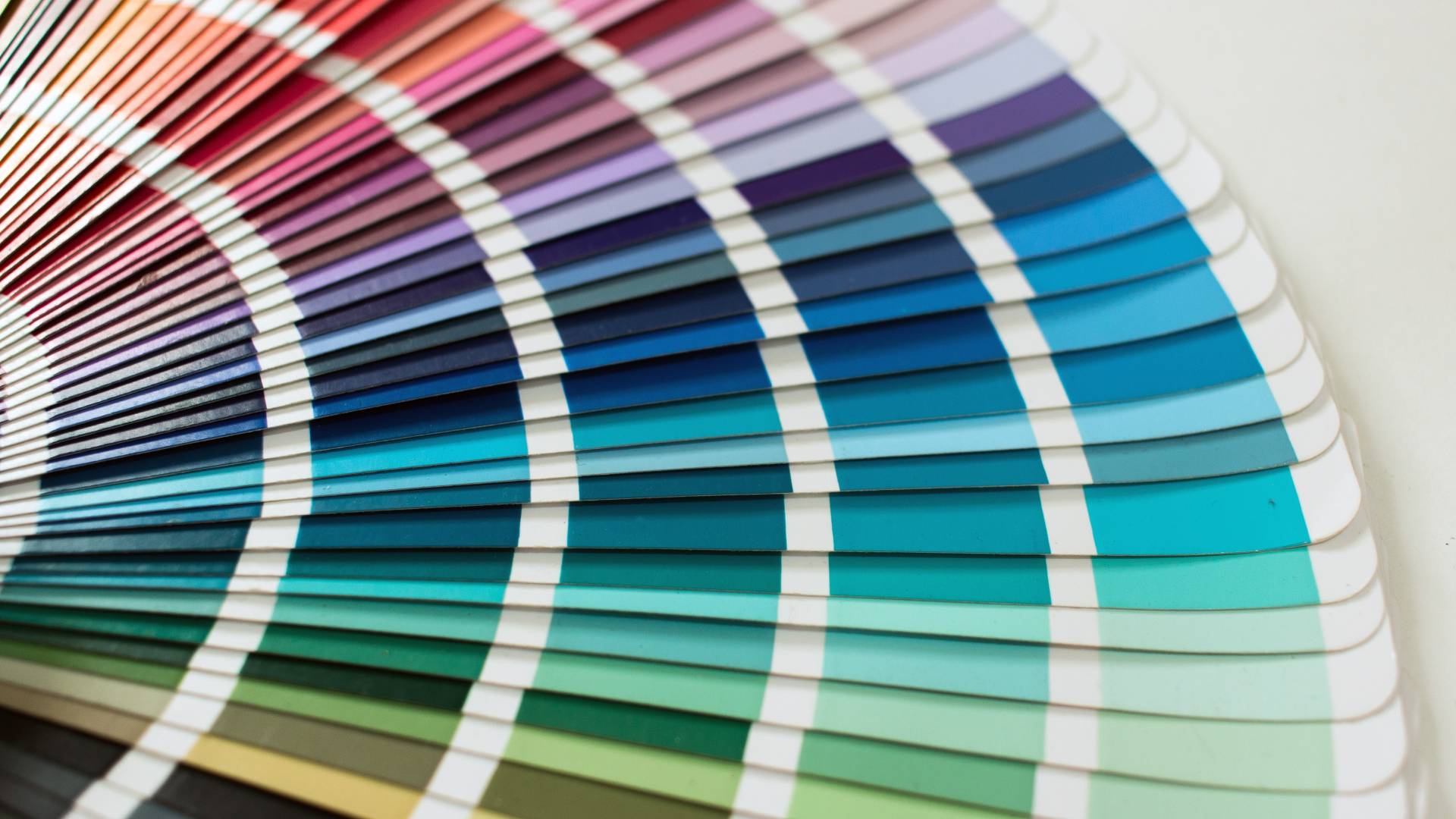 O co chodzi z Pantone i jakie znaczenie ma kolor roku?