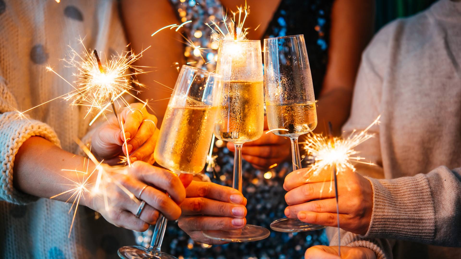 Sylwester bez wychodzenia z domu – pomysły na zabawę w gronie rodzinnym i przyjaciół