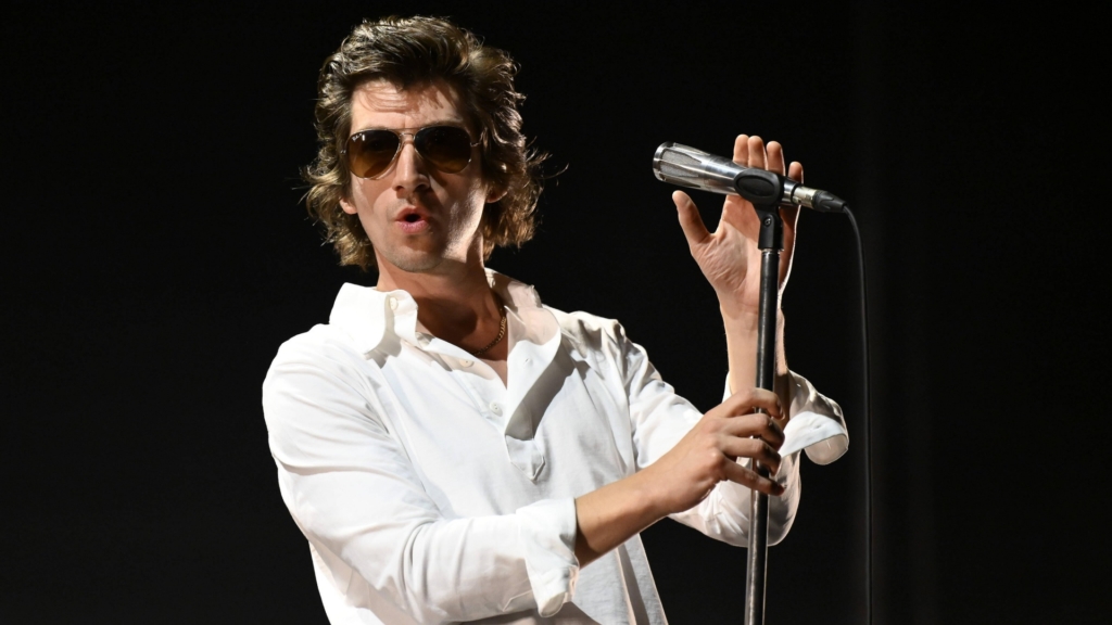 Arctic Monkeys z utworem charytatywnym. Kogo usłyszymy na płycie “HELP (2)”?