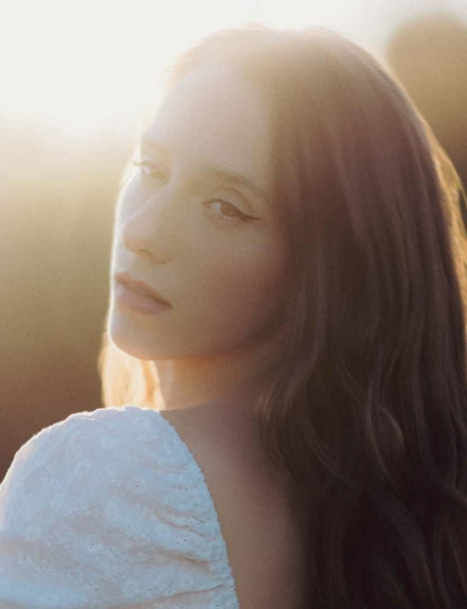 Szczerość i delikatność: Aga Laura prezentuje “Już mi lepiej”