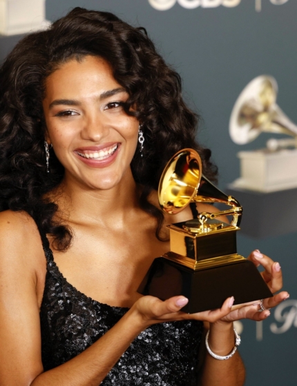 Grammy za Debiut Roku należy do niej! Kim jest Olivia Dean?