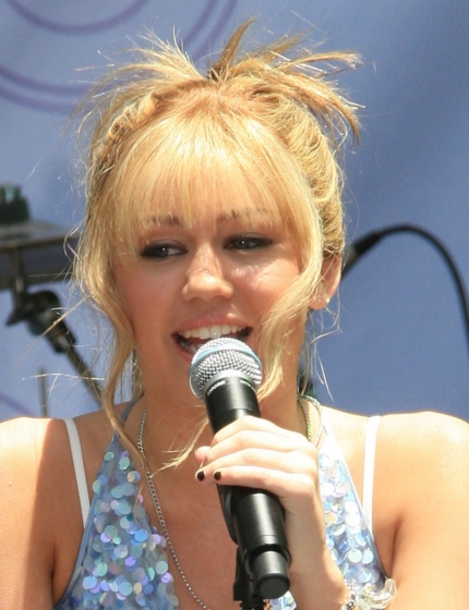 “Hannah Montana” – cekiny, blond peruka i nostalgia. Oto najważniejsze momenty i ciekawostki o serialu