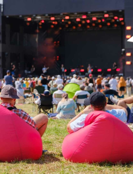Jak znaleźć tani nocleg na czas dużego festiwalu lub koncertu? Kilka nieoczywistych sposobów