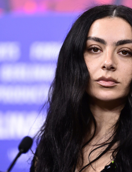 Charli XCX publikuje “Rock Music”. Tytuł zgodny z repertuarem?