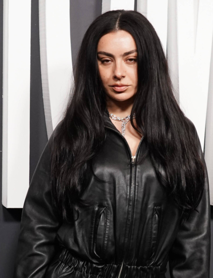 Charli XCX na wybiegu mody. Posłuchaj singla “SS26”