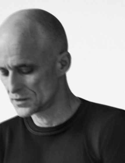 Artur Rojek i “Mirafiori”. Co wiemy o albumie “Chciałbym urodzić się żeby latałem”?